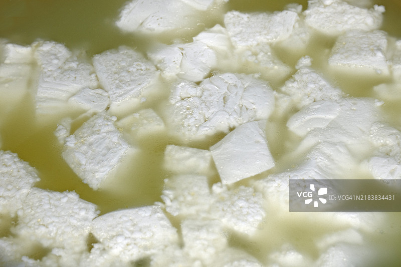 切成小块的奶酪凝乳，用于制作马苏里拉奶酪图片素材