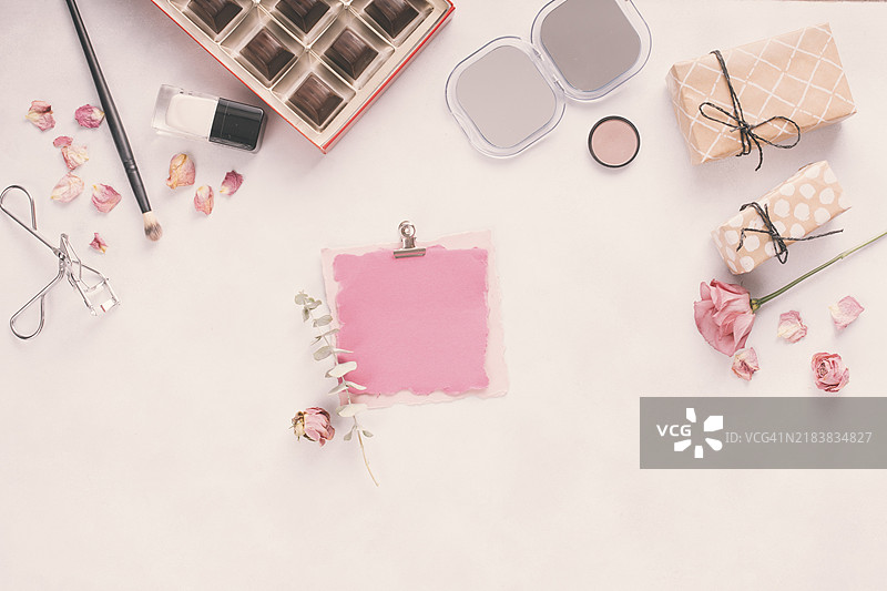 空白纸张与礼品盒、玫瑰和化妆品图片素材