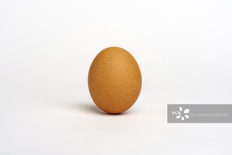 棕色鸡蛋，孤立在白色背景上。摄影棚拍摄。图片素材