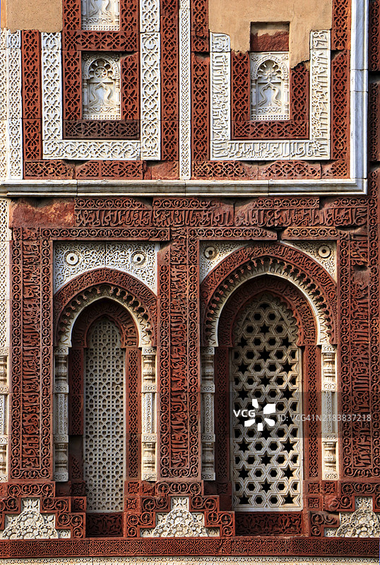 破损的伊斯兰图案建筑，古老的墙面图案设计，库塔布塔，德里图片素材