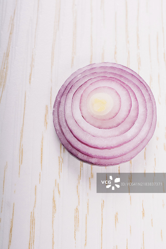 切好的洋葱圈和洋葱片在背景上图片素材
