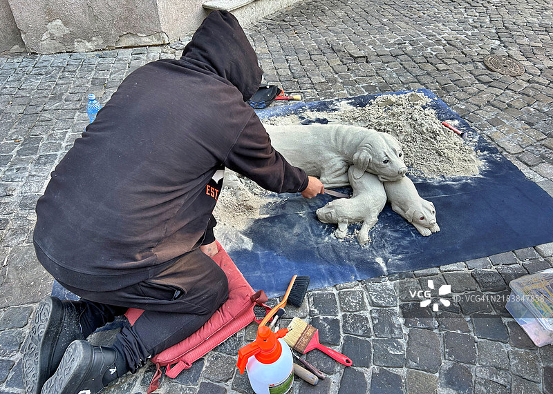 布加勒斯特的雕塑家制作狗雕像图片素材