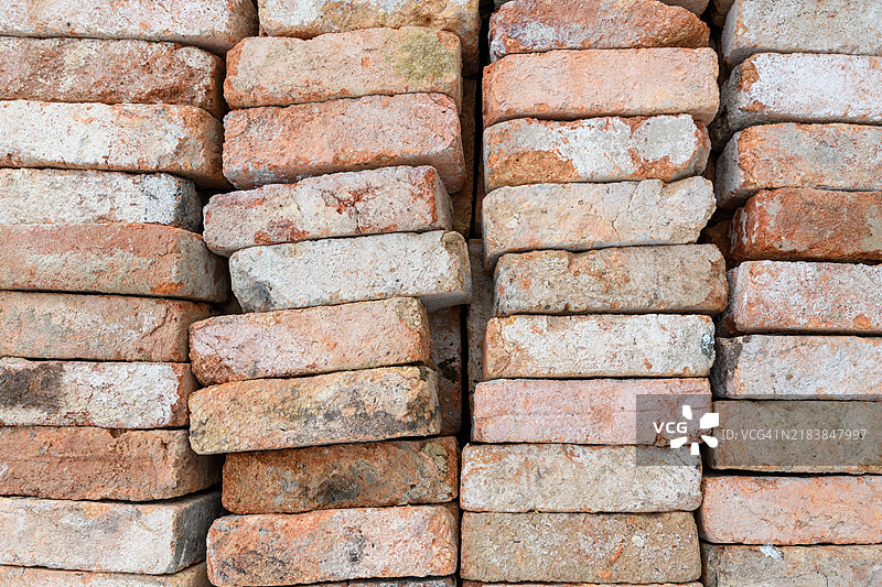 复古红砖整齐地放在托盘上图片素材