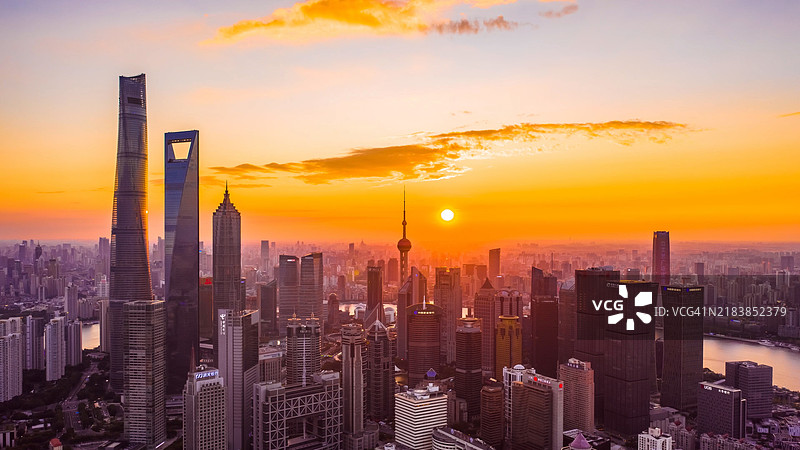 上海陆家嘴的航拍摄影，日落时分。图片素材