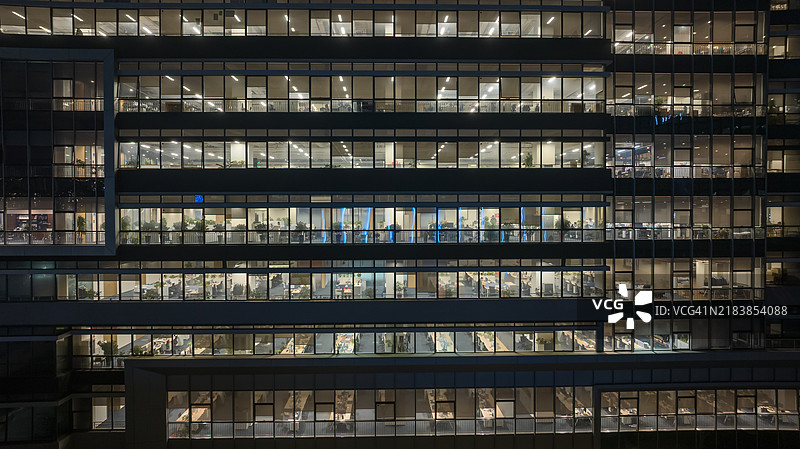 办公室窗户和加班图片素材