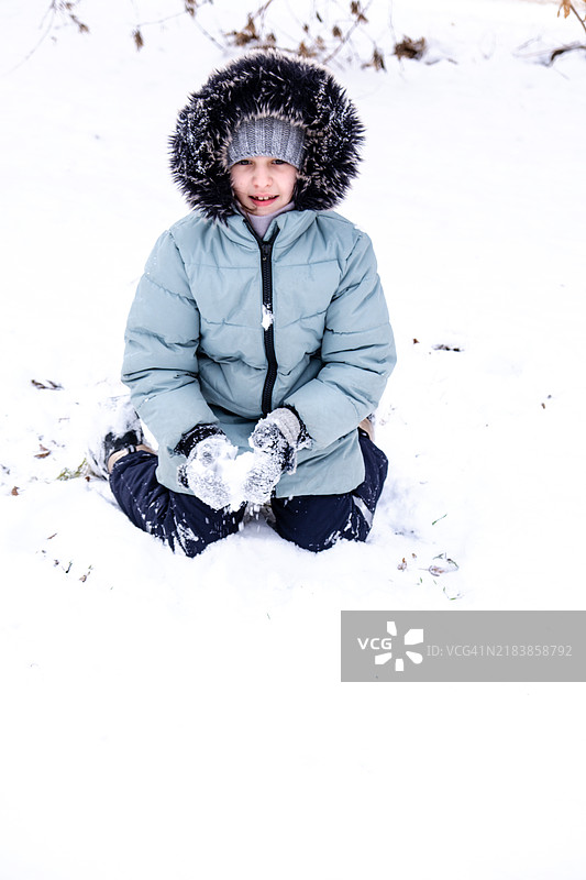 女孩在雪中玩耍，享受冰冷的日子。图片素材