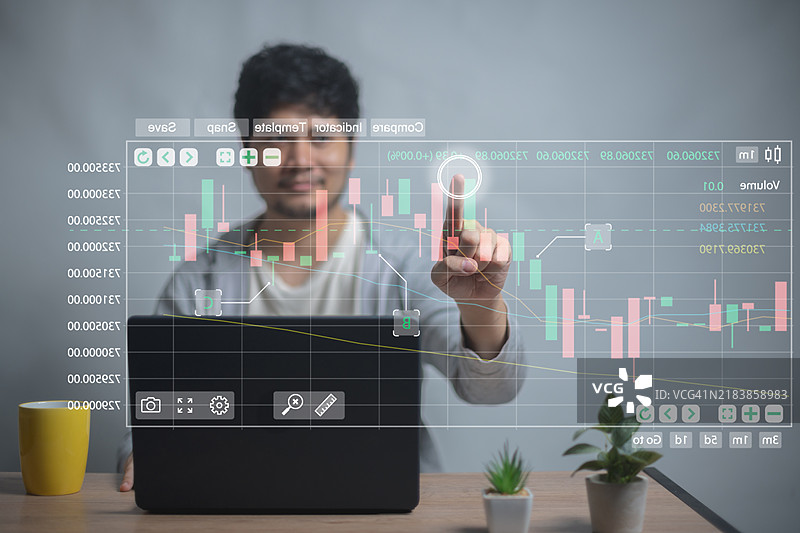 一个人与展示金融数据和图表的未来派全息界面互动，象征着股票市场或商业分析中的先进技术。图片素材