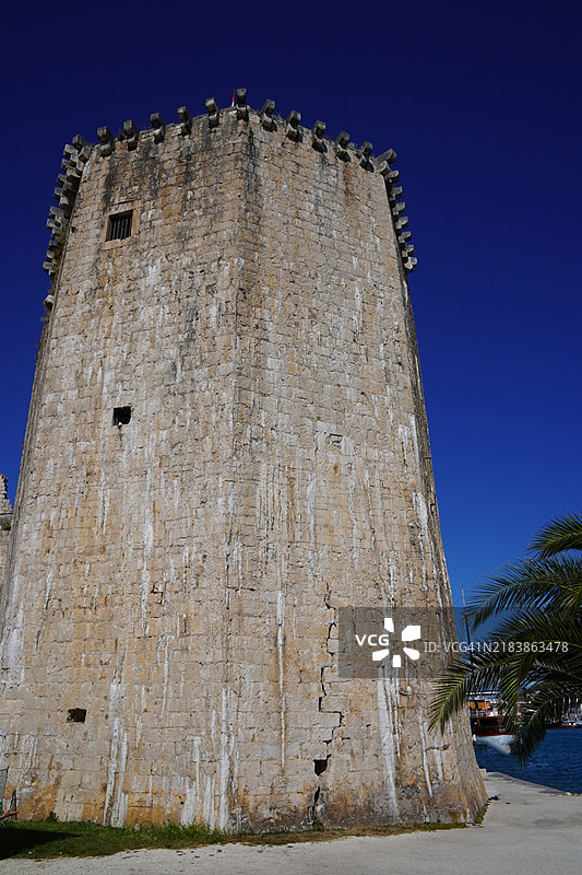 克罗地亚特罗吉尔的卡梅尔伦戈城堡塔在阳光下图片素材