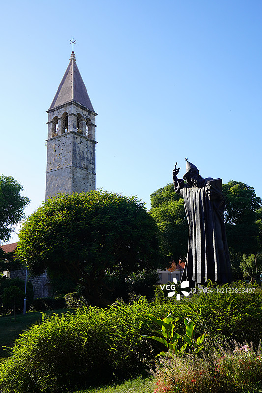 克罗地亚斯普利特的圣阿尔尼尔钟楼和雕像图片素材