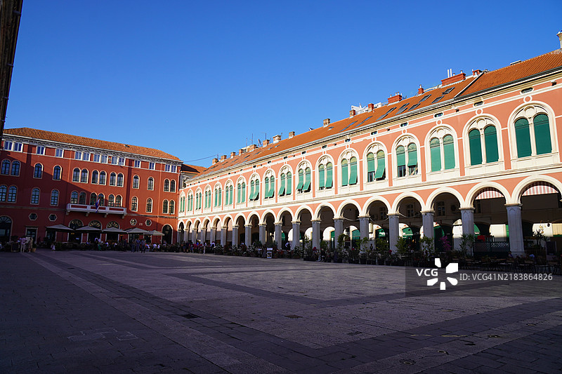 克罗地亚斯普利特的共和国广场和普罗库拉提夫大楼，阳光明媚图片素材