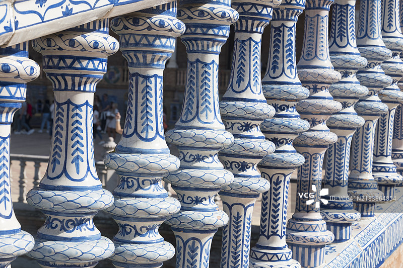 西班牙塞维利亚西班牙广场的传统陶瓷栏杆图片素材