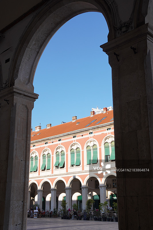 拱形视角的共和国广场，普罗库拉提夫大楼，克罗地亚斯普利特图片素材