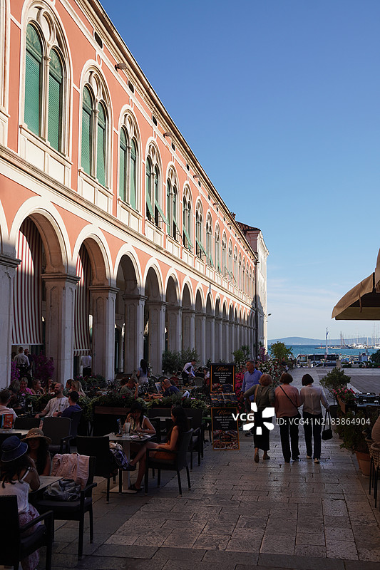 克罗地亚斯普利特的共和国广场和普罗库拉提夫大楼在阳光下图片素材