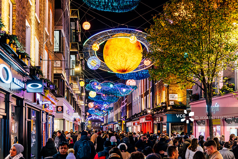 伦敦英格兰的索霍区卡纳比街装饰着圣诞节的装饰。图片素材