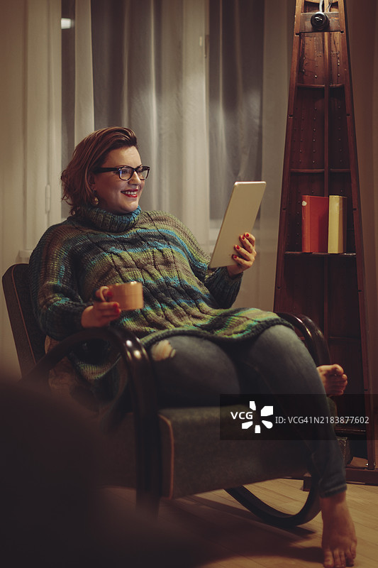 年轻女性在家中图片素材