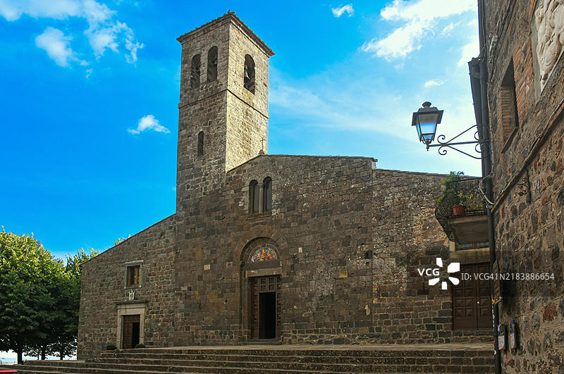 意大利托斯卡纳锡耶纳省瓦尔多尔恰的拉迪科法尼圣彼得罗曼式教堂外观(Chiesa di San Pietro)图片素材