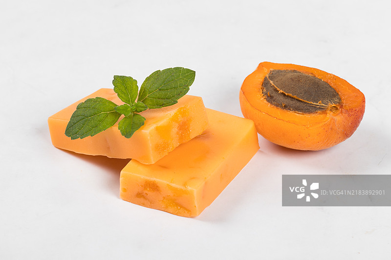 杏子糖果配有干杏子的碎片。白色背景。特写。图片素材