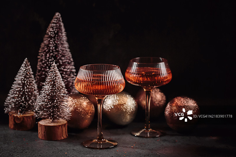 节日的香槟祝酒，充满冬季魅力图片素材