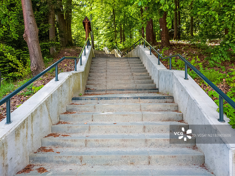公园里的长混凝土台阶图片素材