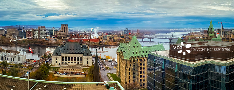 从加拿大首都市中心俯瞰渥太华河对岸的加蒂诺景色。图片素材