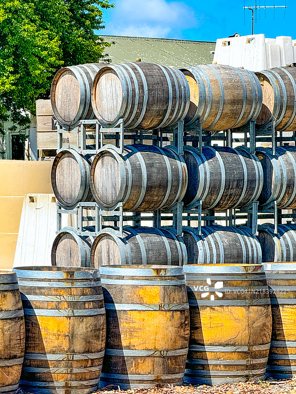霍克湾酒庄堆放的酒桶图片素材