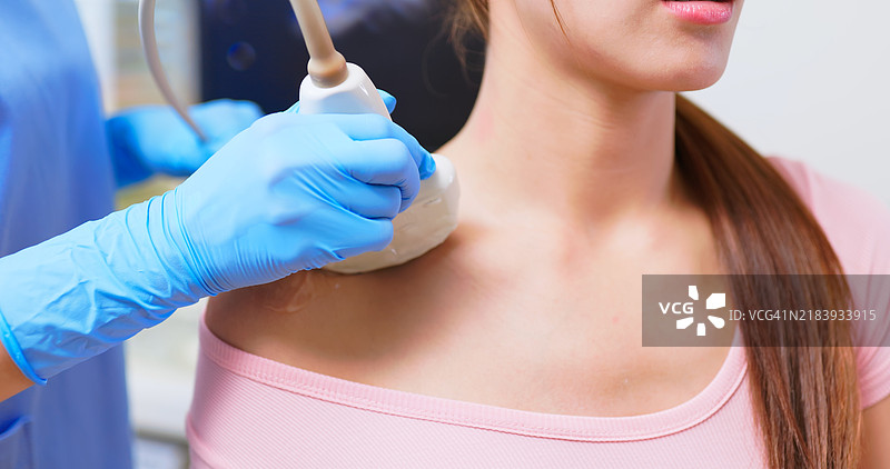 女性肩部损伤超声检查图片素材