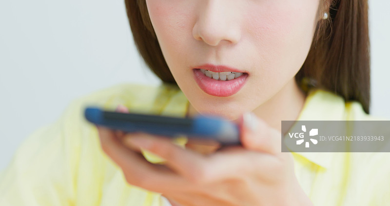 亚洲女性办公室语音助手图片素材