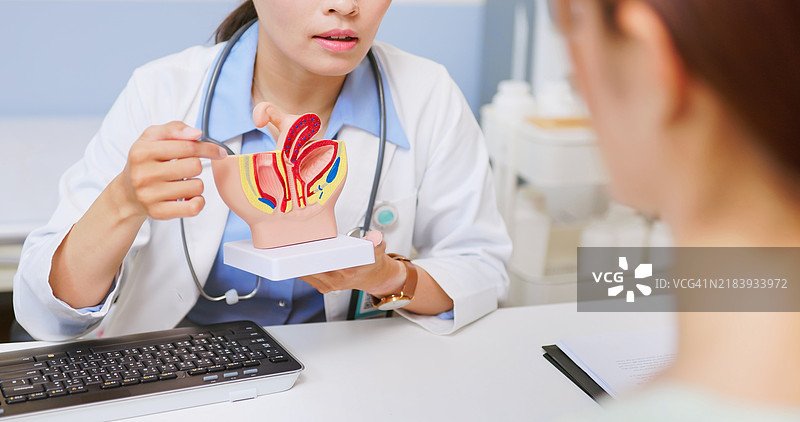 医生解释妇科问题图片素材