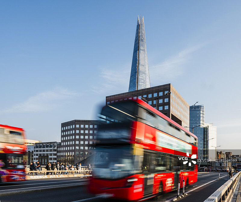 伦敦桥的日落景色，模糊的交通和行人。图片素材