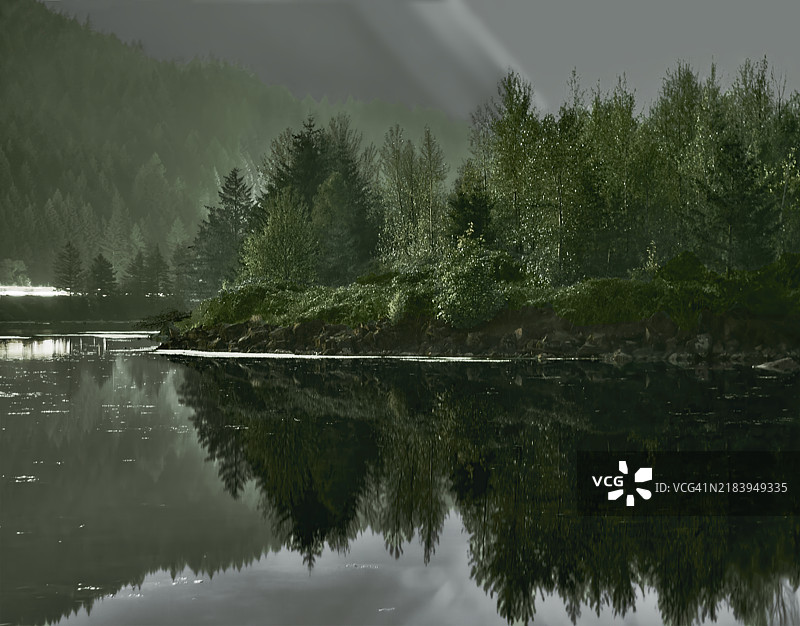 夜晚的哥伦比亚河图片素材