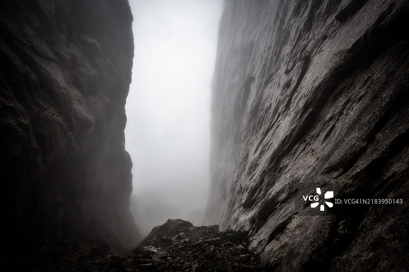 戏剧性的逆光岩石裂缝与雾蒙蒙的背景图片素材