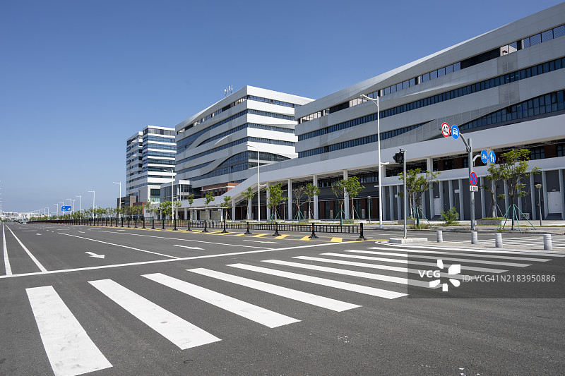 沥青路上的斑马线图片素材