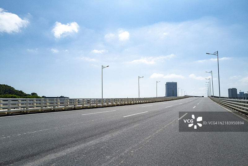 空旷的沥青道路图片素材