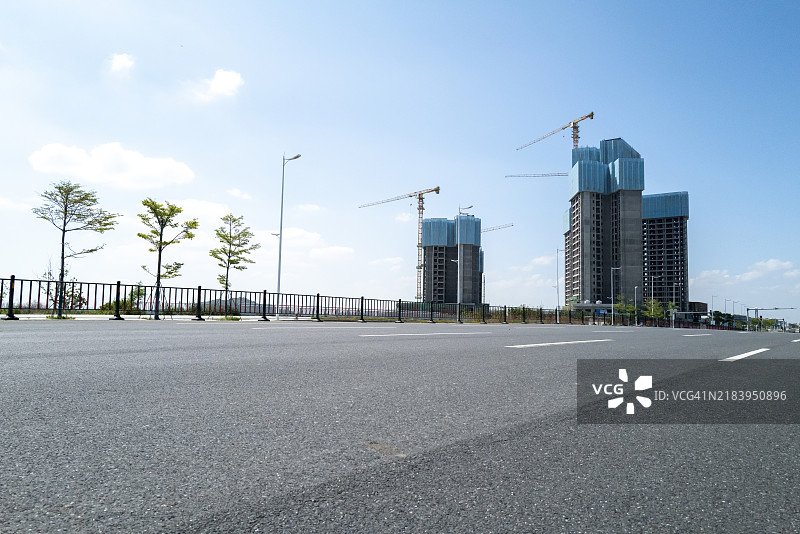 路边正在建设中的城市图片素材