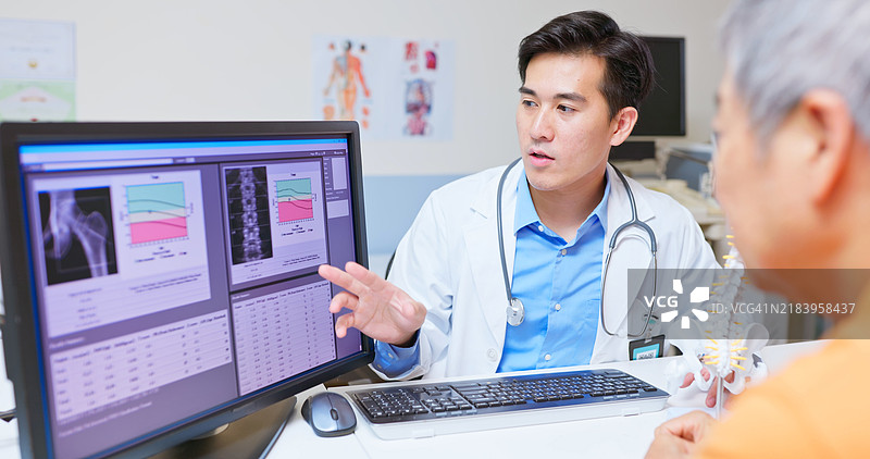 医生解释骨密度图片素材
