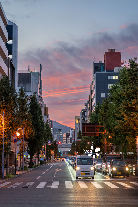 城市道路与多彩的夕阳云彩图片素材