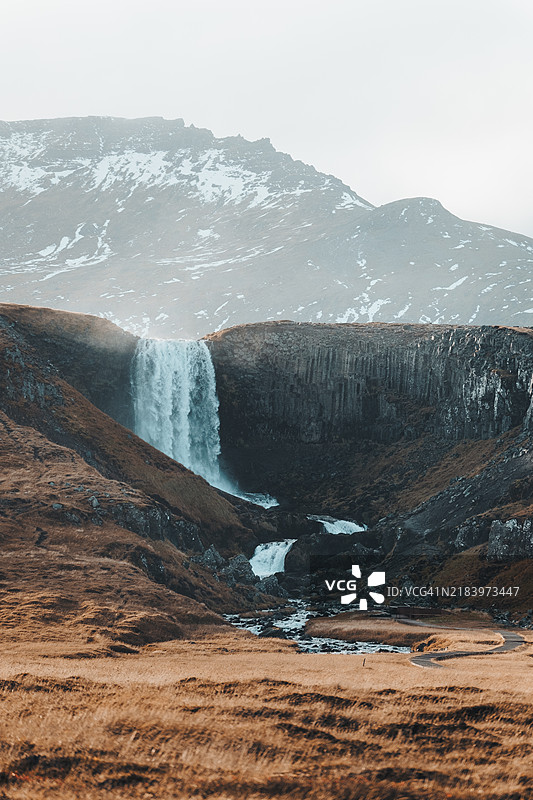 秋季的Svöðufoss：在戏剧性天空下的狂风瀑布图片素材