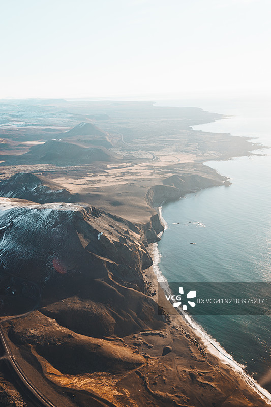 冰岛苏杜尔内斯的海岸空中视角 - 海洋与陆地之间的鲜明对比图片素材