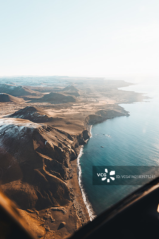 冰岛苏杜尔内斯的海岸空中视角 - 海洋与陆地之间的鲜明对比图片素材