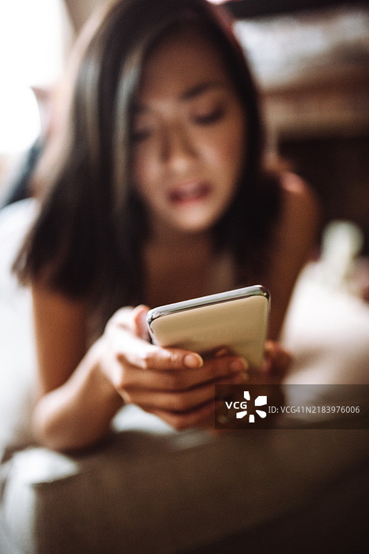 中国女性使用社交媒体和约会应用程序图片素材