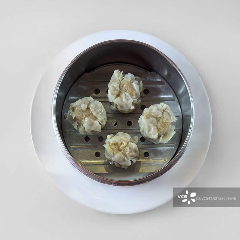 金属蒸锅上的蒸烧卖饺子图片素材