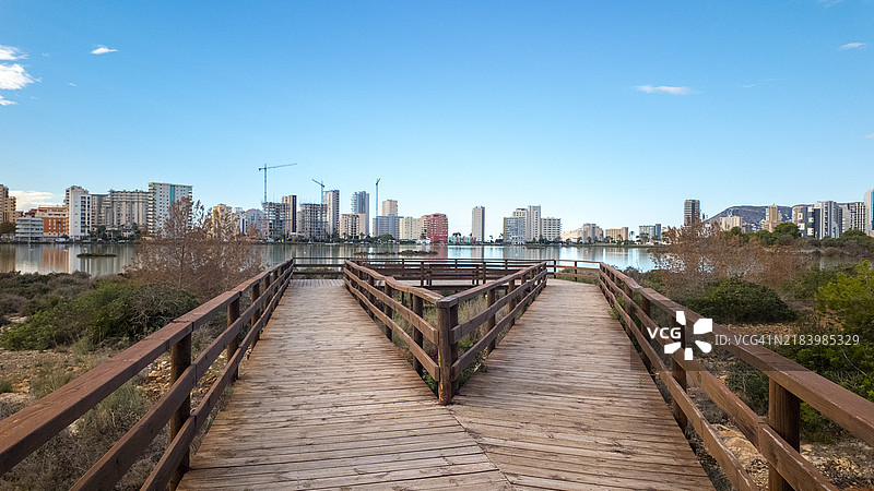 在卡尔佩散步：靠近水边的乡村宁静步道，适合在阳光明媚的日子里放松，俯瞰城市。图片素材