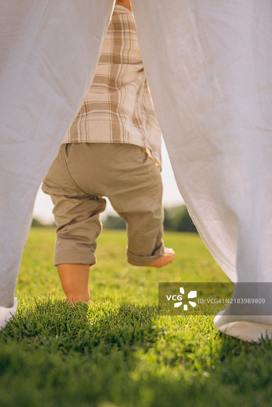 草地上的第一步：孩子在自然中探索与成长的旅程图片素材