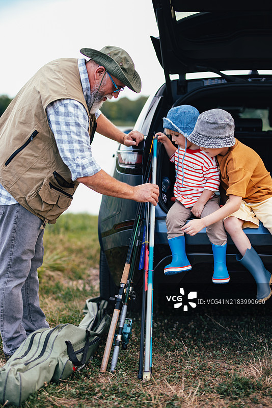 祖父和孙子们准备钓鱼旅行图片素材