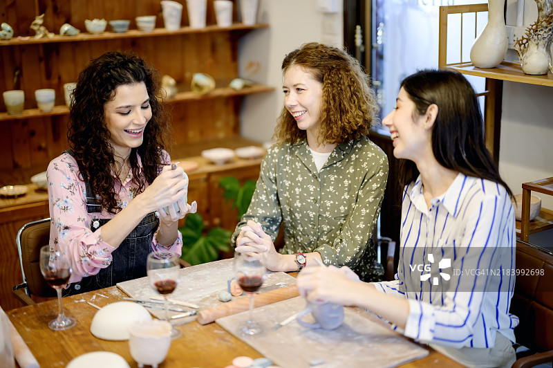 通过陶土疗法增强和发展自我提升、治愈与成长。图片素材