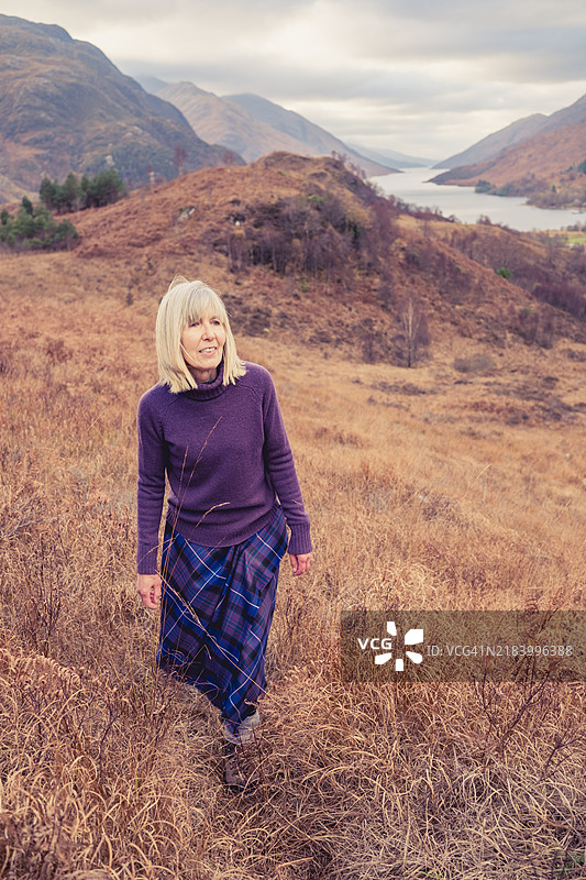 身穿格子呢的女性在苏格兰格伦芬南图片素材