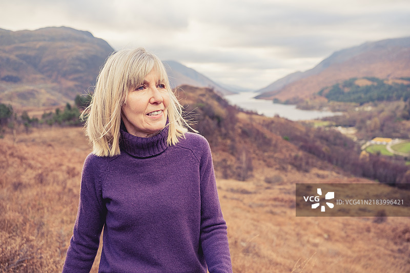 身穿格子呢的女性在苏格兰格伦芬南图片素材