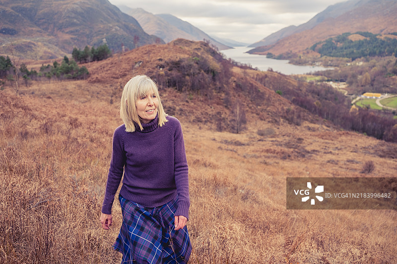 身穿格子呢的女性在苏格兰格伦芬南图片素材