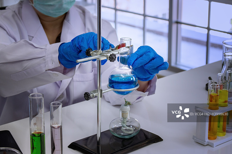 科学家在化学实验室进行研究图片素材