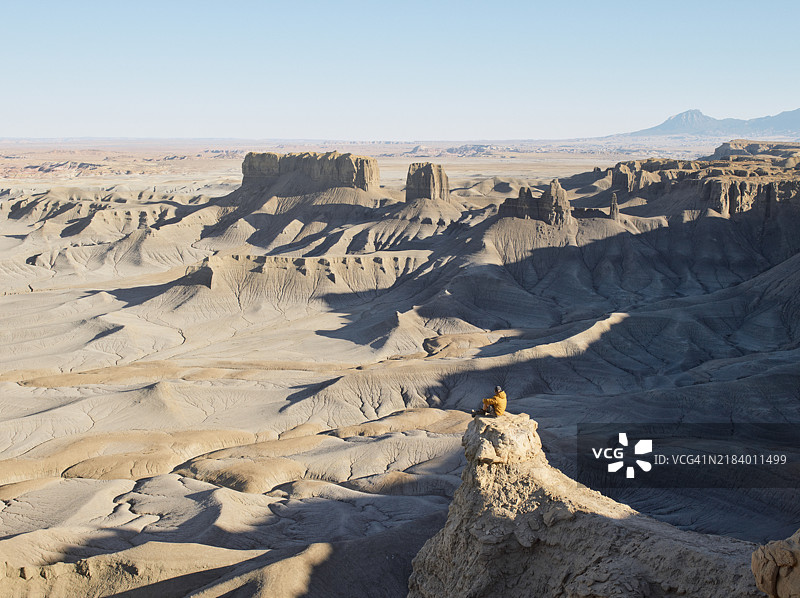 男子俯瞰超现实的沙漠景观图片素材